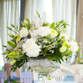 Цветочная композиция на стол гостей с гвоздикой и эустомой в белом цвете
