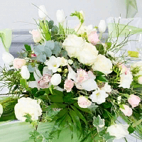 Цветочная композиция на стол молодожёнов с белыми тюльпанами и орхидеей