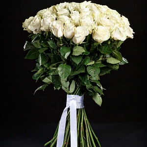 Большой букет белых роз