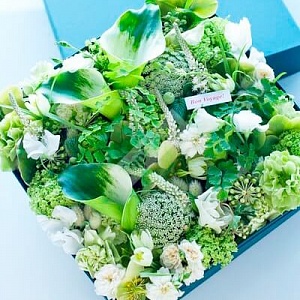 Шляпная коробка с цветами и 12 макарони