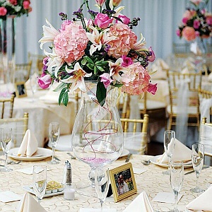 Цветочная композиция на стол гостей с розовыми лилиями