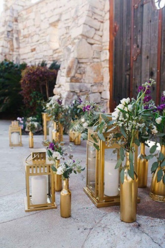 Украшение свадьбы цветами в золотых бутылках и фонарями
