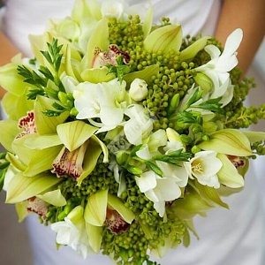 Зеленый букет невесты из орхидеи цимбидиум и фрезий