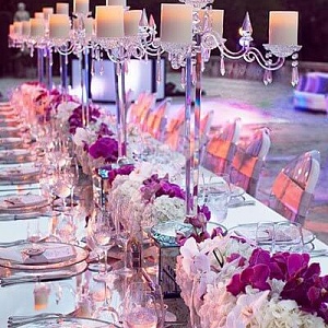 Оформление свадебного стола в белых и лиловых тонах