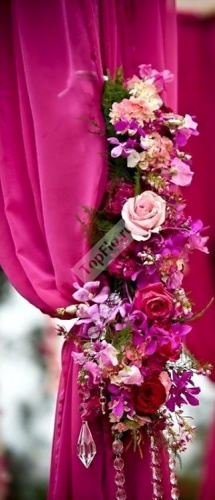 Оформление свадьбы тканью и цветами малинового цвета