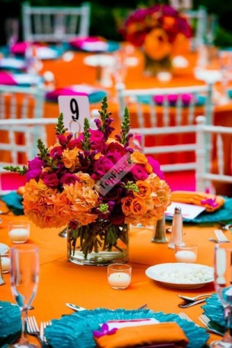 Яркое оформление стола в оранжевом цвете