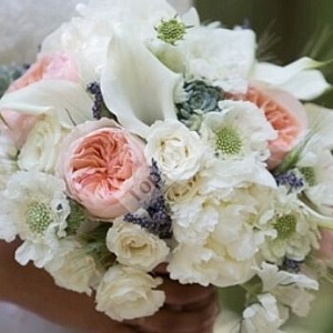 Букет невесты из роз остина скабиозы и лаванды