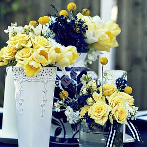 Цветочные композиции на столы гостей в жёлтой синем цвете