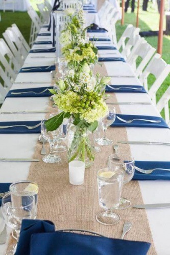 Оформление стола в синем цвете с раннером из мешковины