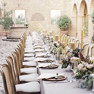 Украшение свадебного стола в белом цвете с зелеными элементами