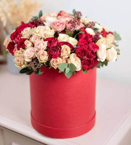 Кустовые розы с эвкалиптом в шляпной коробке