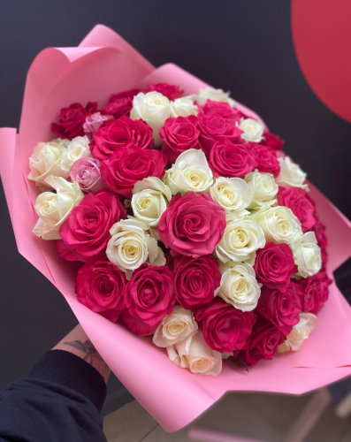 Букет из белых и розовых роз