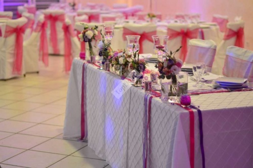 Оформление зала свадьбы в малиновых и лиловых тонах