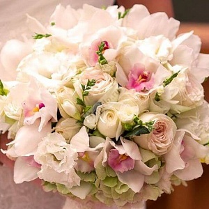Букет невесты из розы орхидеи фрезий и лизиантуса