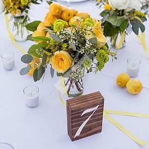 Цветочное украшение стола гостей в жёлтом цвете
