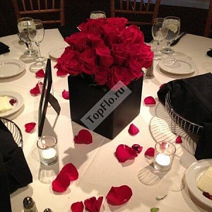 Цветочная композиция на стол гостей из бордовых роз