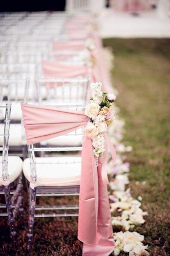 Оформление стульев розовой тканью и цветами