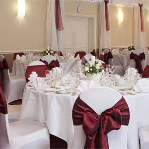 Украшение зала свадьбы в бордовом цвете