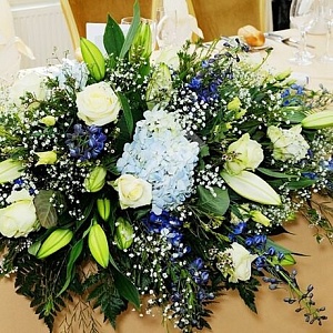 Цветочная композиция на стол молодожёнов с голубой гортензией и лилиями