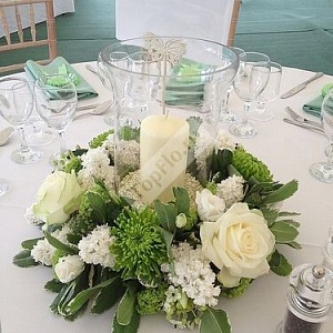 Цветочная композиция на стол гостей в зеленых и белых тонах