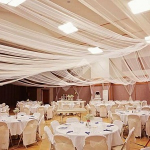 Белое оформление свадебного зала