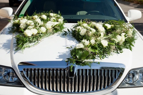 Украшение на капот автомобиля из двух композиций с белыми розами