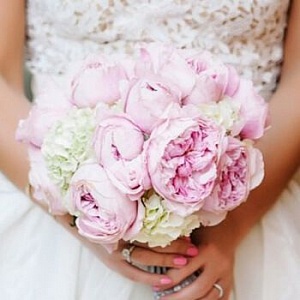 Букет невесты нежно розовый с пионом и гортензией
