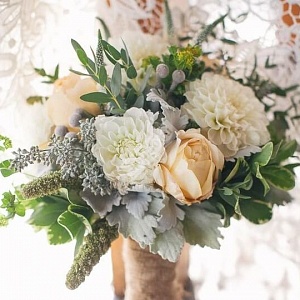 Букет невесты из роз и георгинов с декоративной зеленью