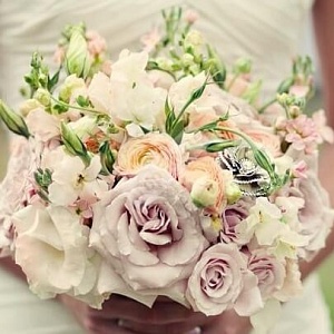 Букет невесты из розы лизиантуса и лютиков