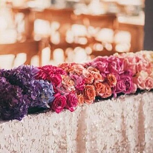 Цветочная композиция из цветов для свадьбы в сиреневом цвете