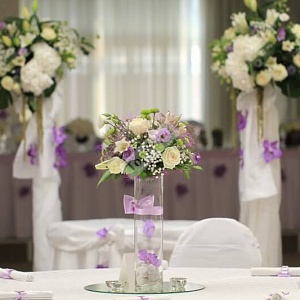 Цветочное оформление свадьбы в белом и сиреневом цветах