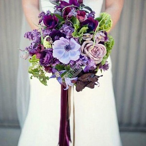 Букет невесты с фиолетовой лентой