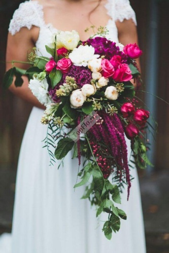Каскадный букет невесты в розово фиолетовых тонах