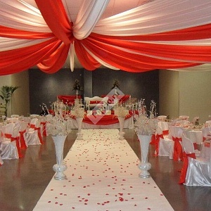 Украшение зала свадьбы в красно белом цвете