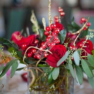 Цветочная композиция на стол гостей с красными ягодами