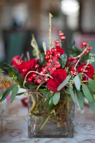 Цветочная композиция на стол гостей с красными ягодами