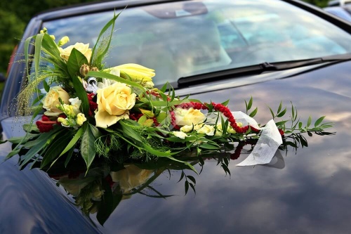 Украшение автомобиля из жёлтых роз и жёлтых лилии