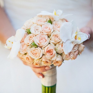 Букет невесты розовый с розой и орхидеей