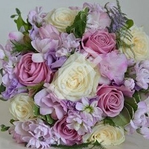 Букет невесты из розовых и белых роз