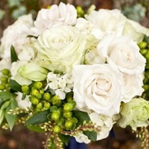 Букет невесты из белой розы и белой альстромерий