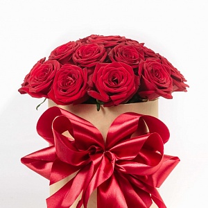 19 красных роз в шляпной коробке
