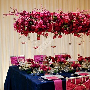 Оформление свадебного стола малиновыми цветами