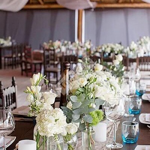 Цветы на столы гостей для свадьбы в белом цвете