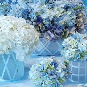 Цветы на столы гостей для свадьбы в голубом цвете