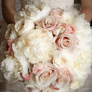 Воздушный букет невесты из пионов и роз