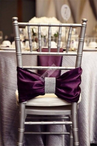 Украшение стула тёмно фиолетовой атласной лентой