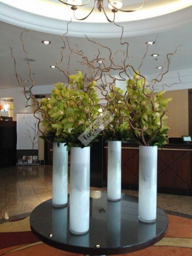 Декор гостиницы цветами в вазах