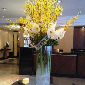 Высокая композиция в жёлтом цвете для гостиницы