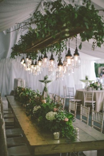 Украшение свадебного шатра зелеными листьями