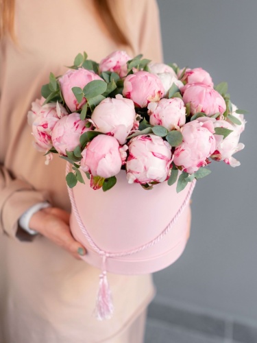 Нежно розовые пионы в шляпной коробке